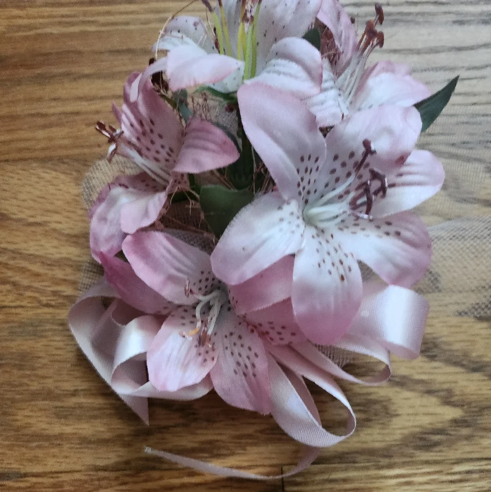 Wedding Lilly Pin